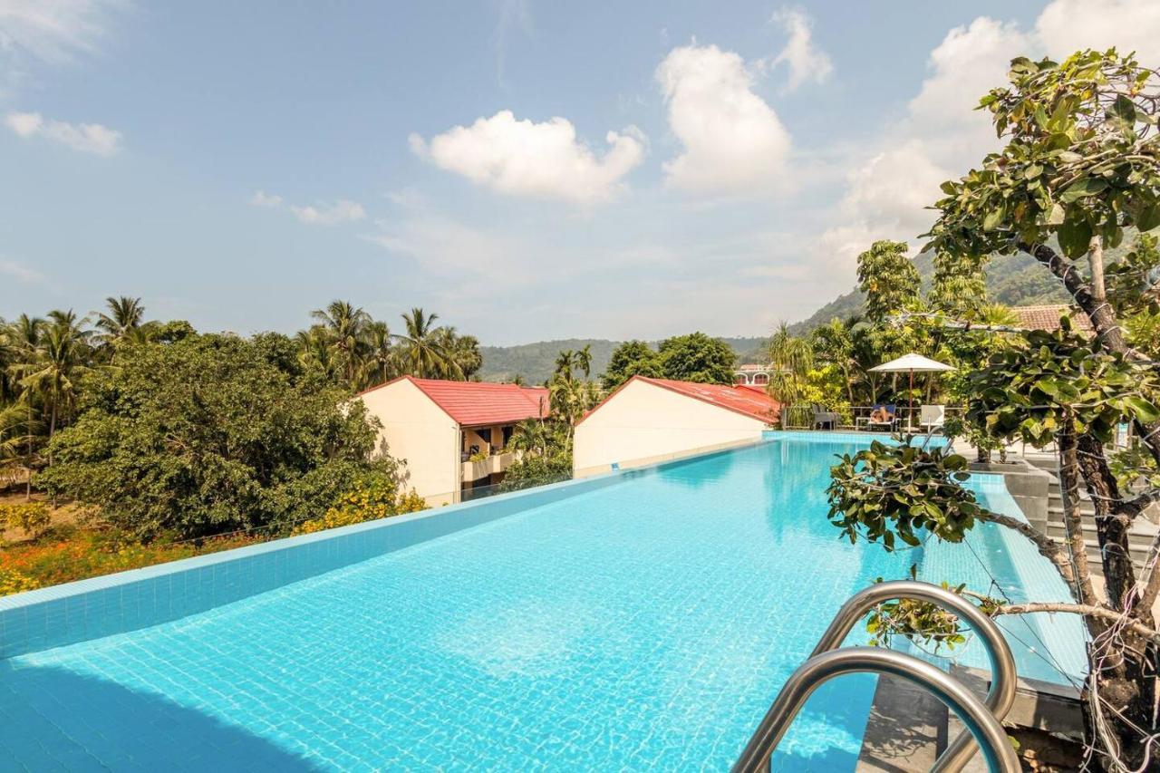 Andaman Beach Suites by Alexanders Patong Exterior foto